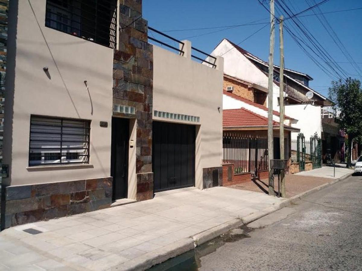 3 bedrooms House in Lanus, Argentina No. 55431