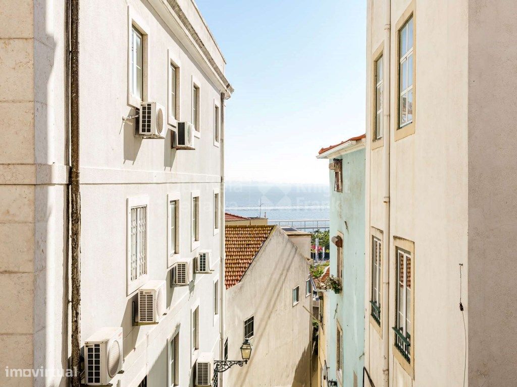 3 bedrooms Apartment in Lisbon, Portugal No. 99727