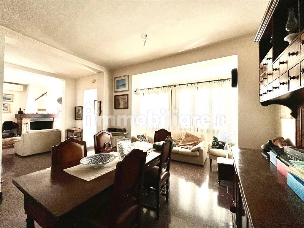 Villa de 3 dormitorios en Peschiera del Garda, Italy No. 226542