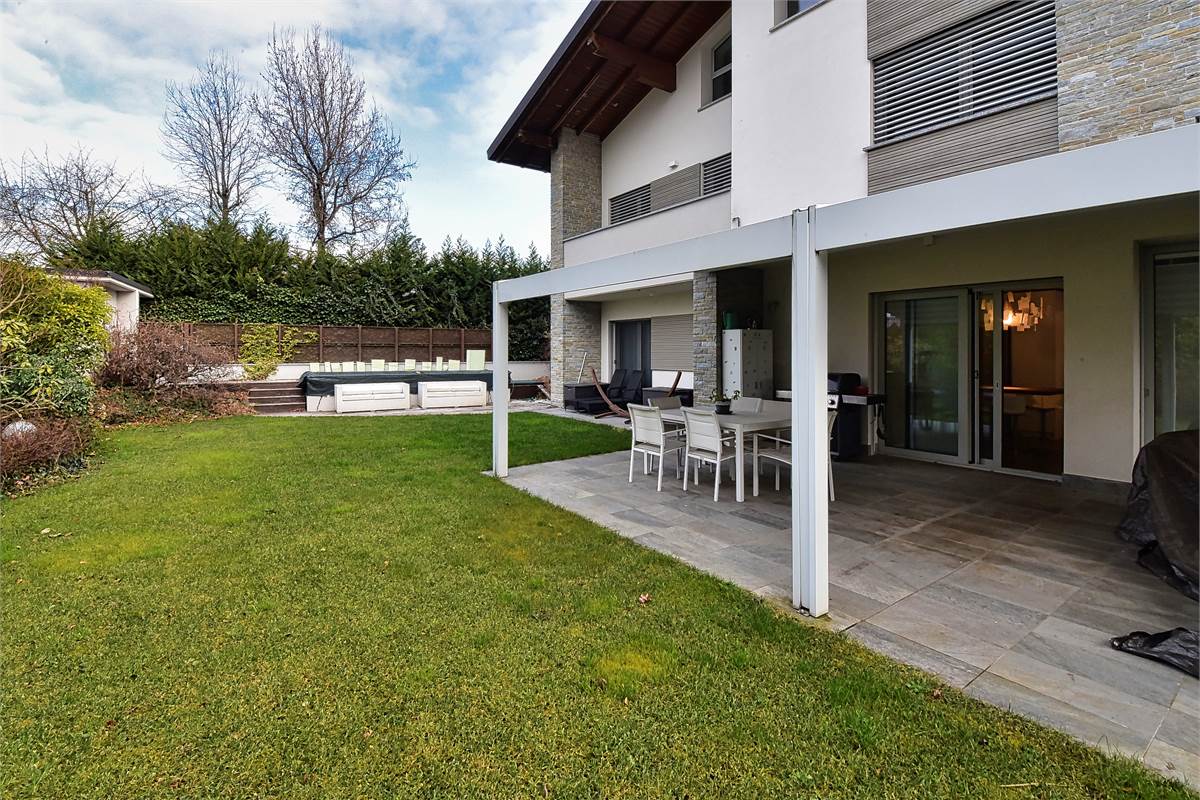 3 bedrooms Apartment in Capiago Intimiano, Italy No. 326700