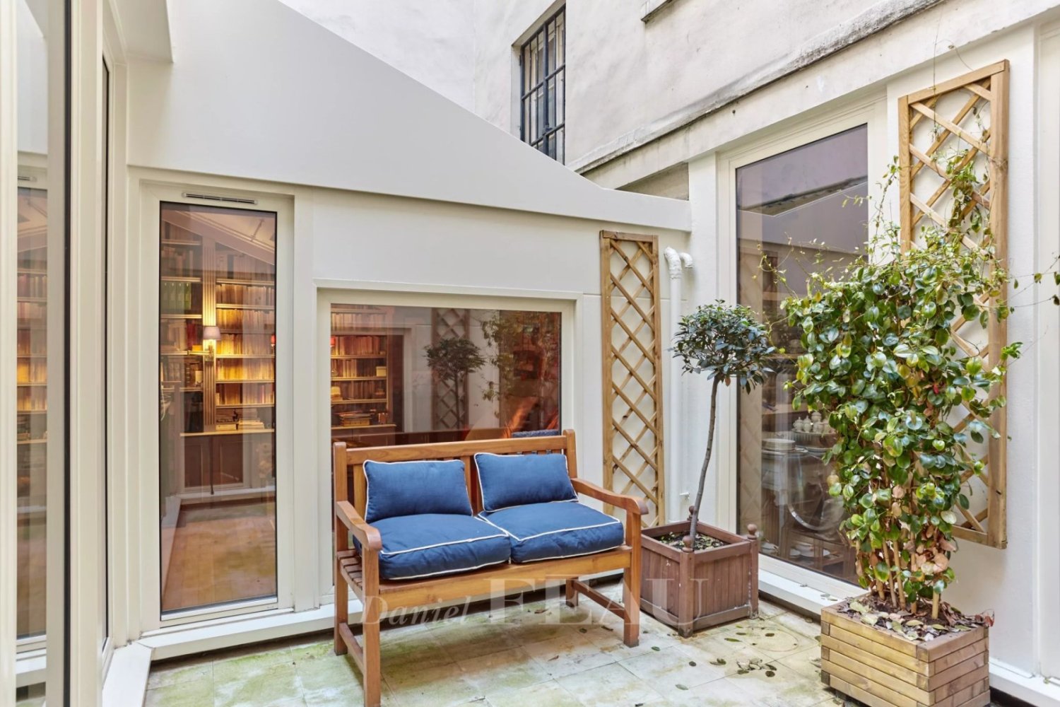 2 bedrooms Apartment in Paris, France No. 177407