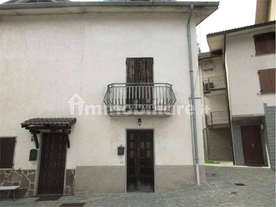 2 bedrooms House in Costa Valle Imagna, Italy No. 84504