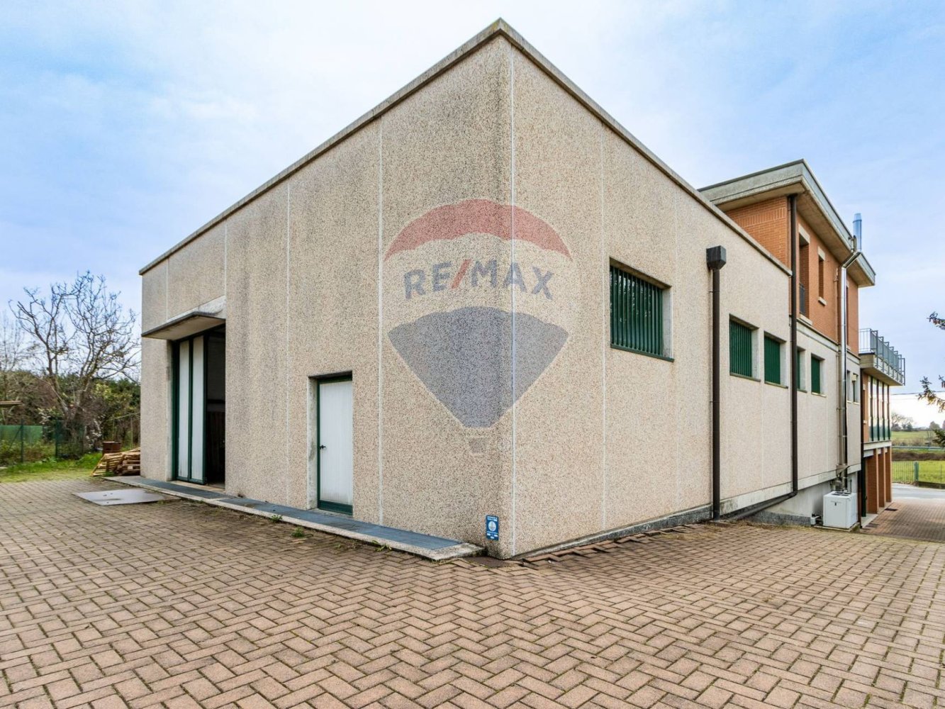300m² Warehouse in Lurago d'Erba, Italy No. 58590