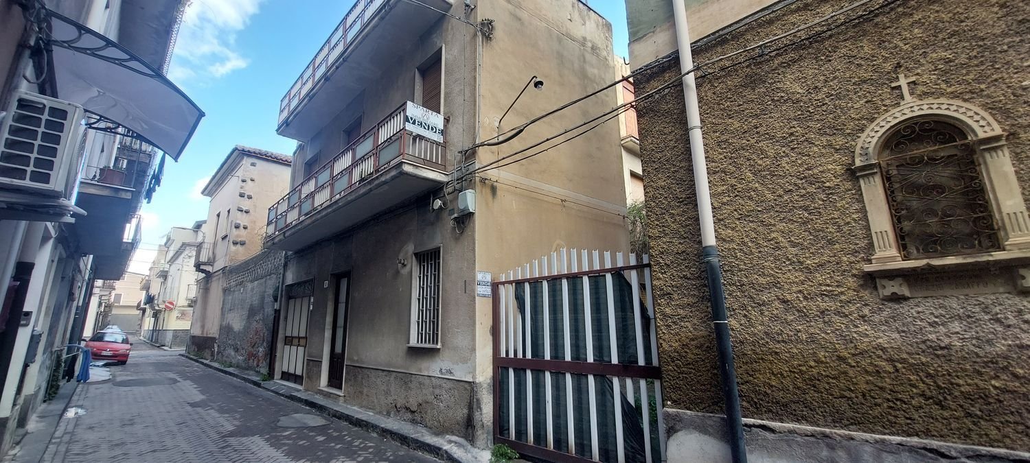 Дом с 7 комнатами в Патерно, Италия № 51003