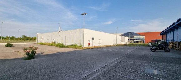 Almacén en Pordenone, Italy 1746 m² No. 119435 2