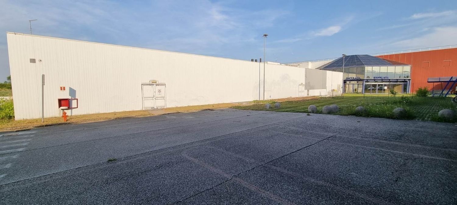 Almacén en Pordenone, Italy 1746 m² No. 119435