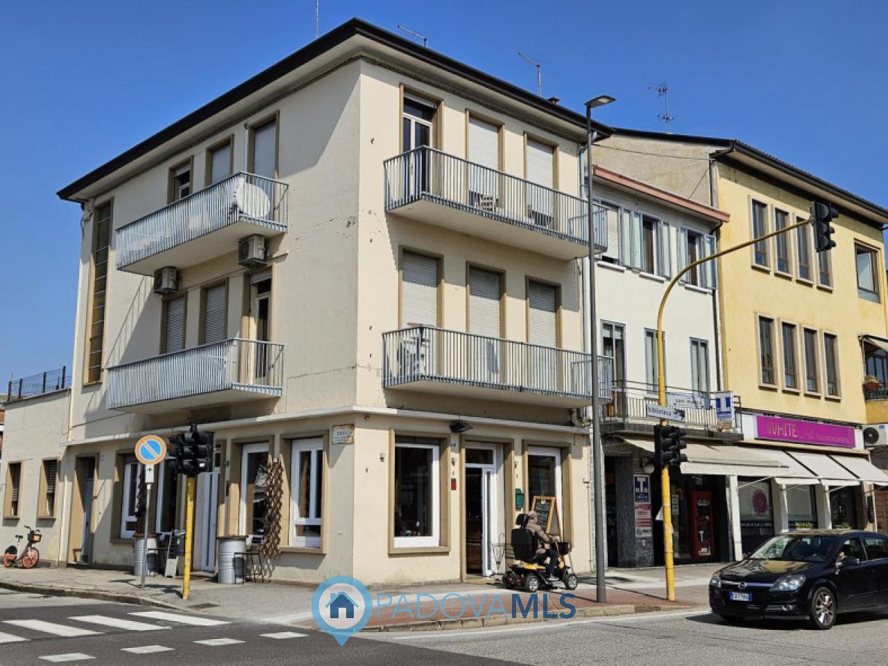 3 rooms Building in Padua, Italy No. 29972