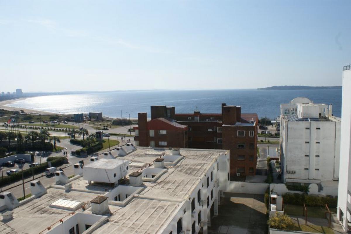 Apartamento de 2 dormitorios en Maldonado, Uruguay No. 2864