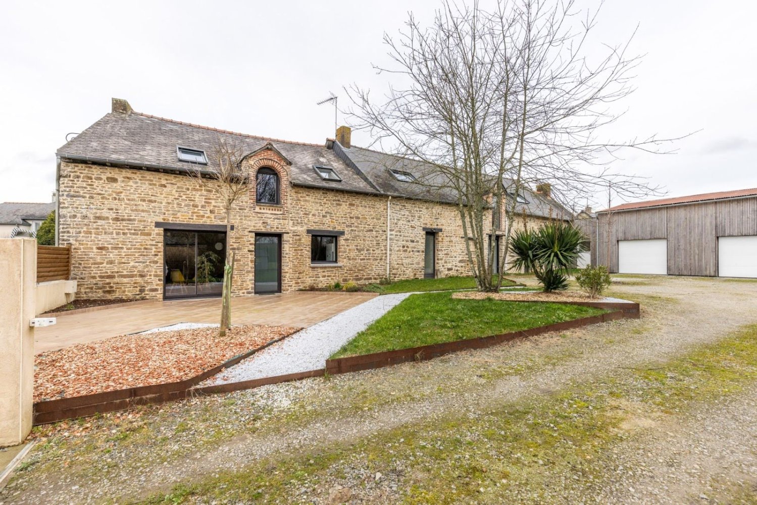Casa de 5 dormitorios en Tresboeuf, France No. 190674