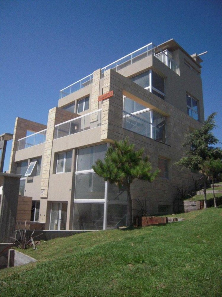 Apartamento de 3 dormitorios en Mar del Plata, Argentina No. 94909