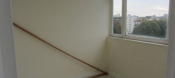 2 bedrooms Apartment in Evry, France No. 170311 3