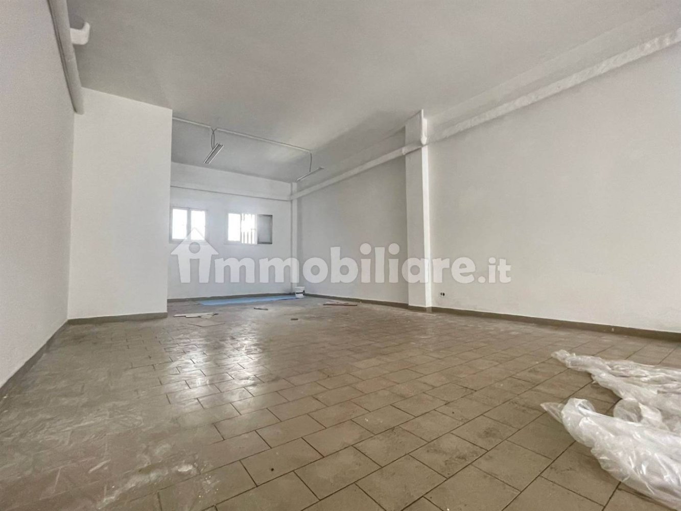 Коммерческая недвижимость с 1 комнатой в Лечче, Италия № 234263