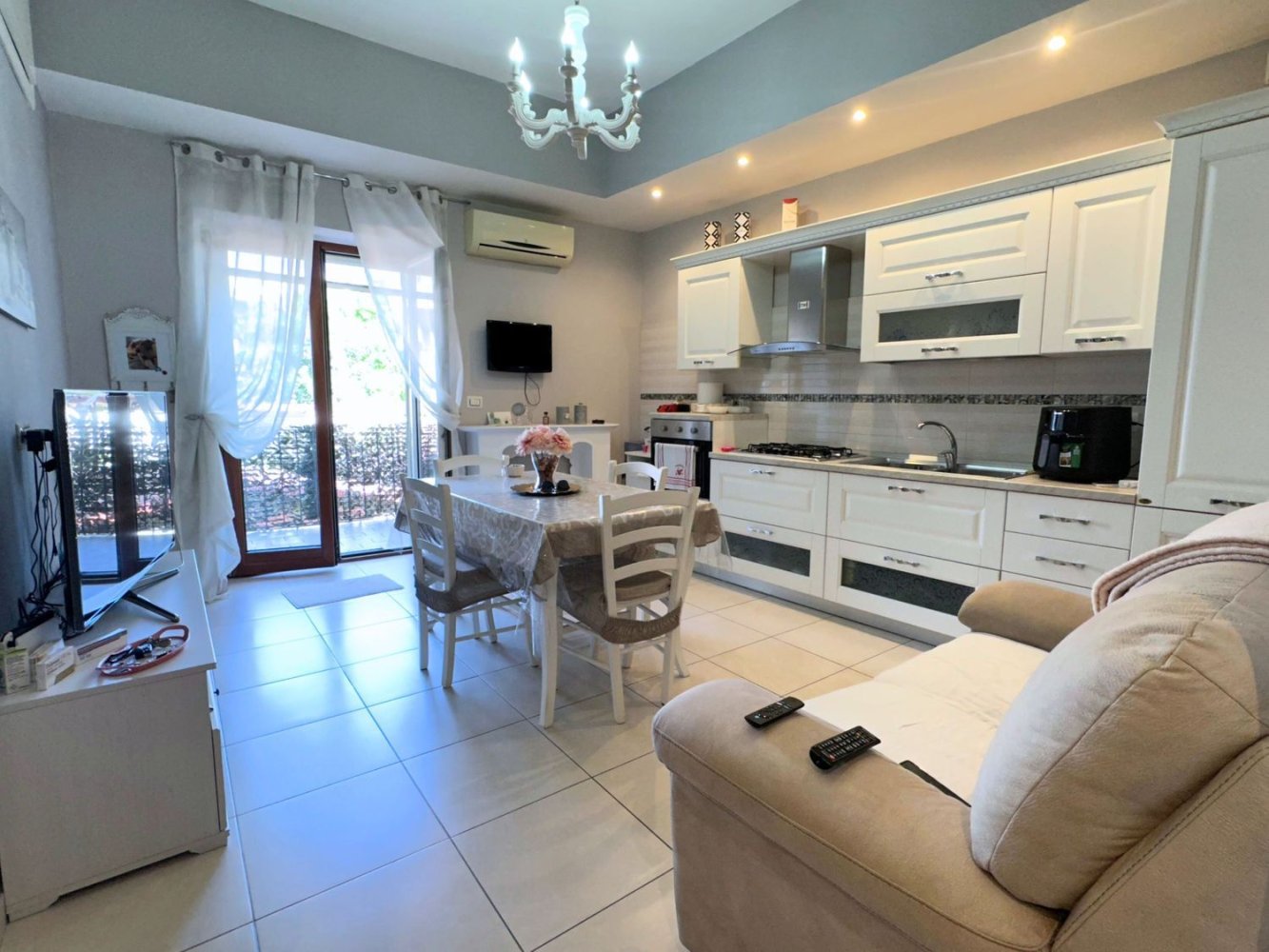 2 bedrooms Apartment in Naples, Italy No. 386578