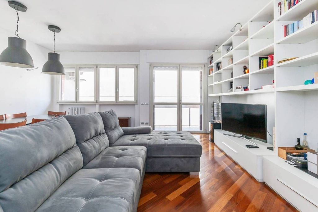 3 bedrooms Apartment in Milan, Italy No. 241967