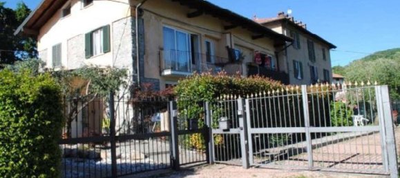 4غرفة منزل ذو طابقين في Cocquio-Trevisago, Italy رقم 198967 11