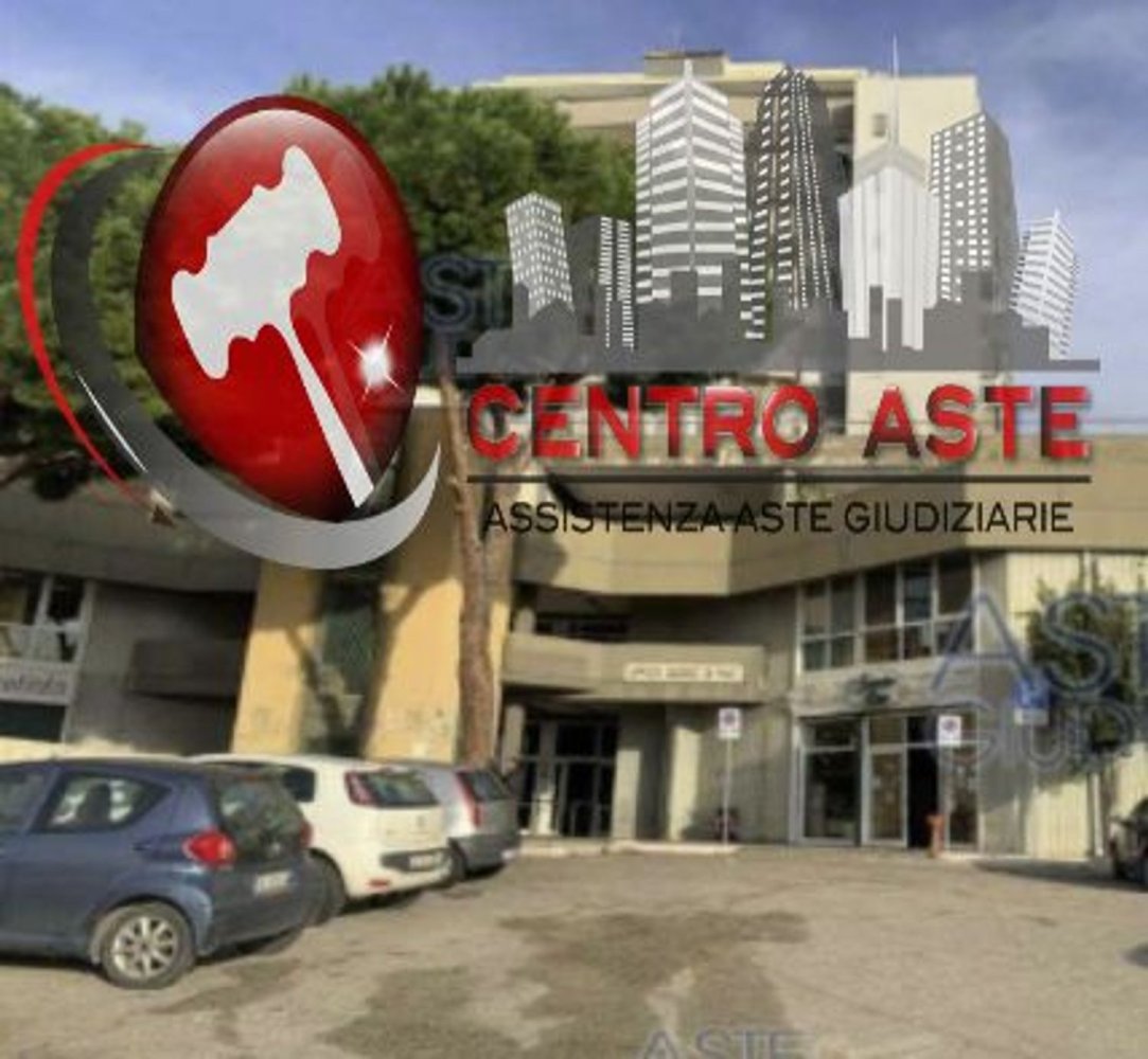 1000m² Office in Bari, Italy No. 235747