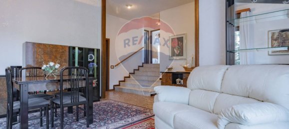 3 bedrooms Villa in Legnano, Italy No. 131006 8