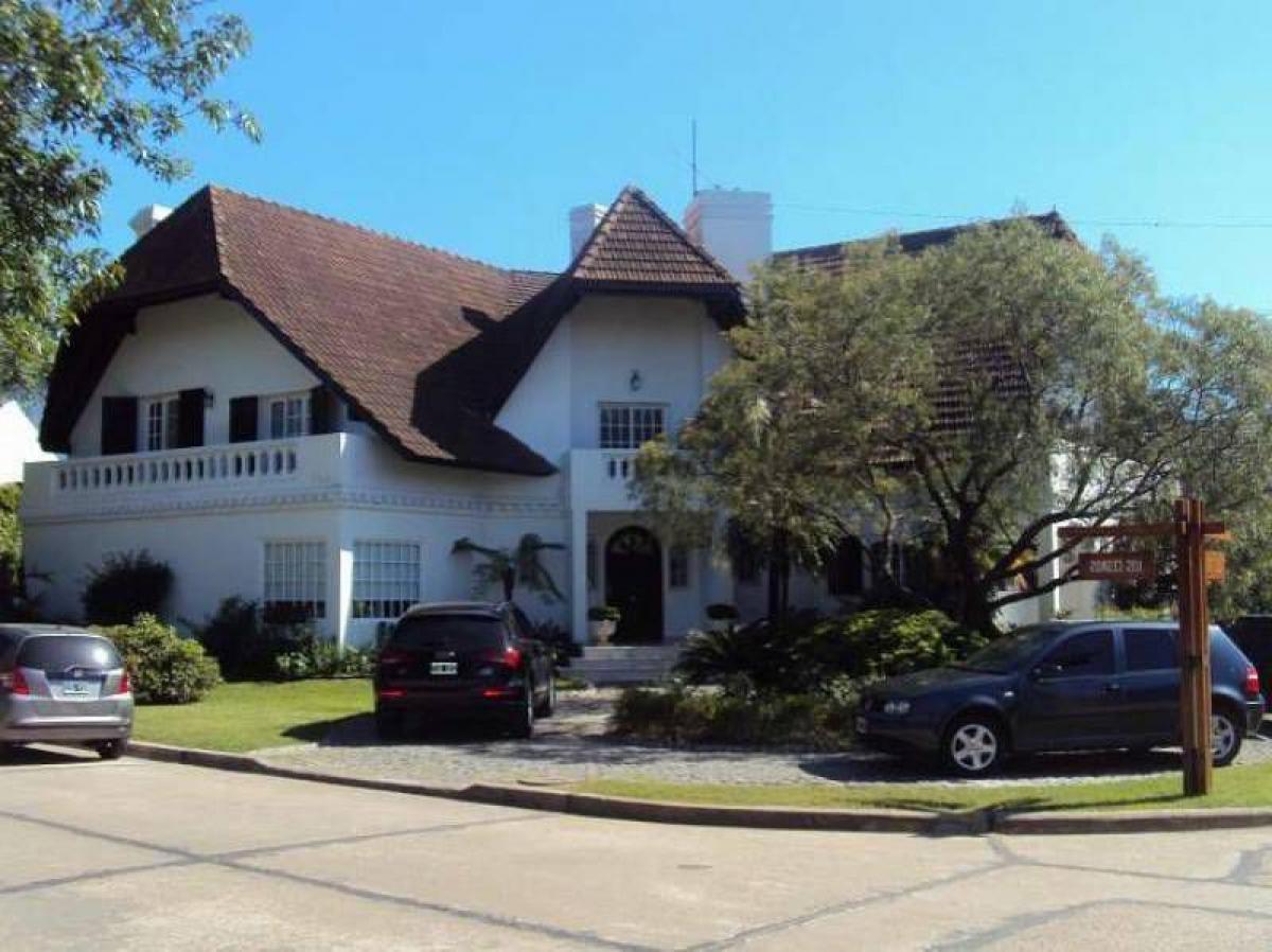 4 bedrooms House in San Isidro, Argentina No. 16460