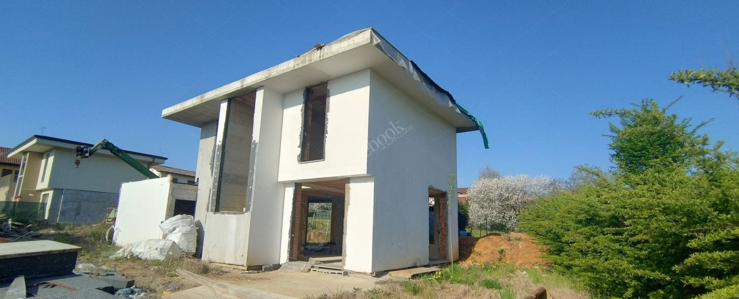 1093m² Land in Missaglia, Italy No. 5542