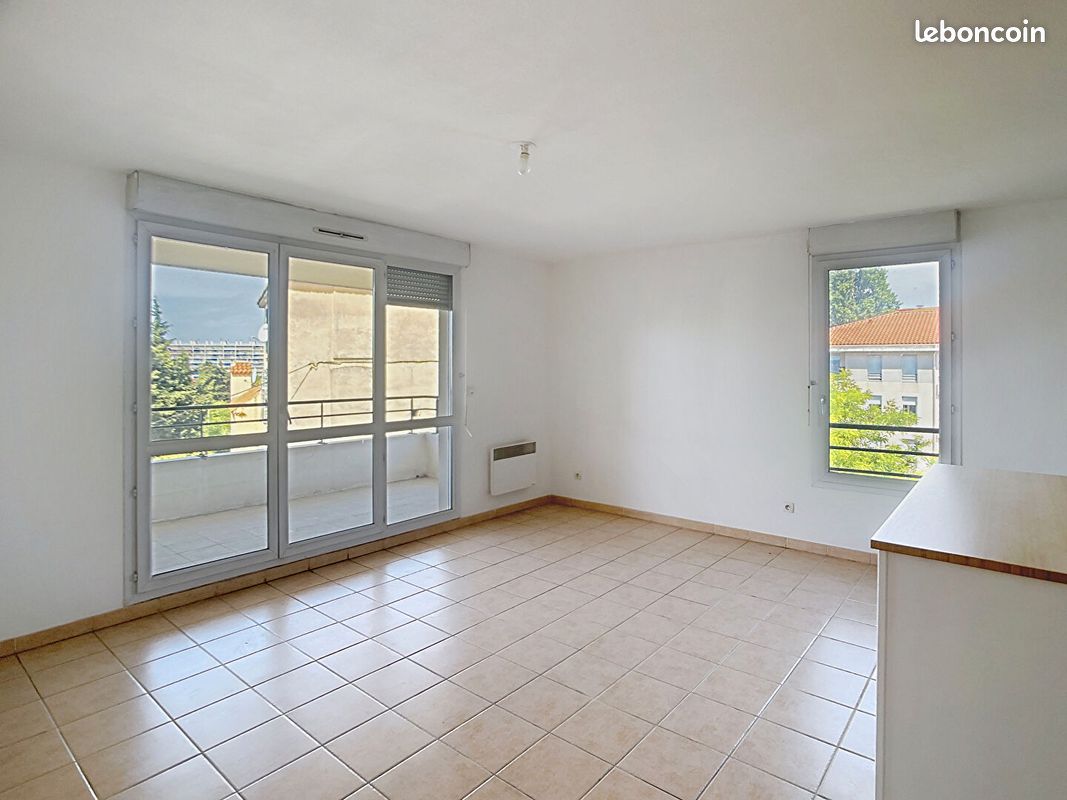2 bedrooms Apartment in Marseille, France No. 336900