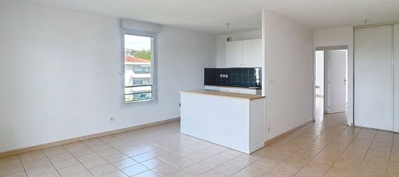 2 bedrooms Apartment in Marseille, France No. 336900 2