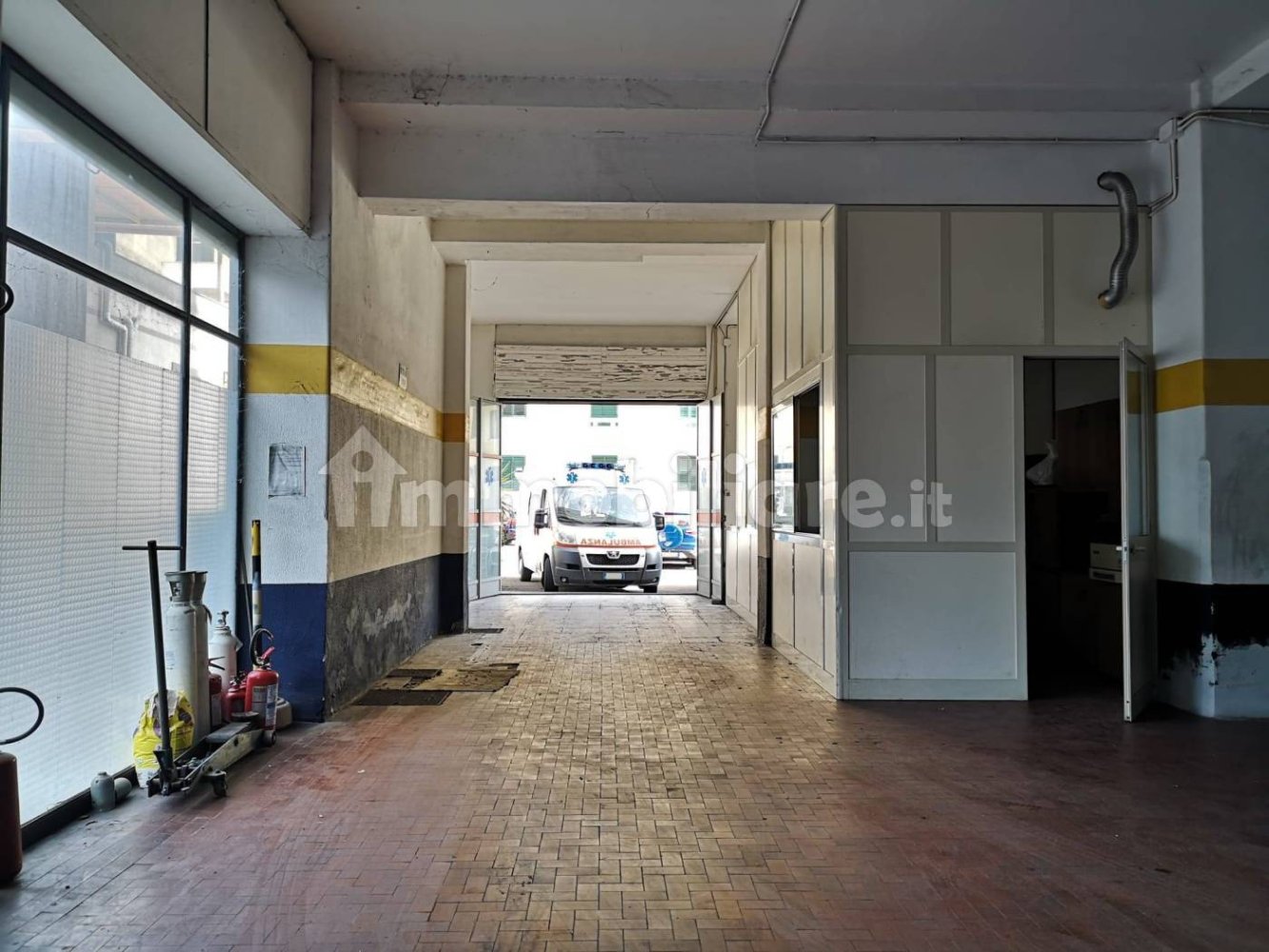 Коммерческая недвижимость с 4 комнатами в Катания, Италия № 68985