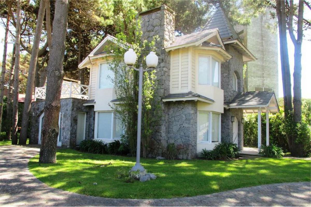 4 bedrooms House in Mar del Plata, Argentina No. 84207