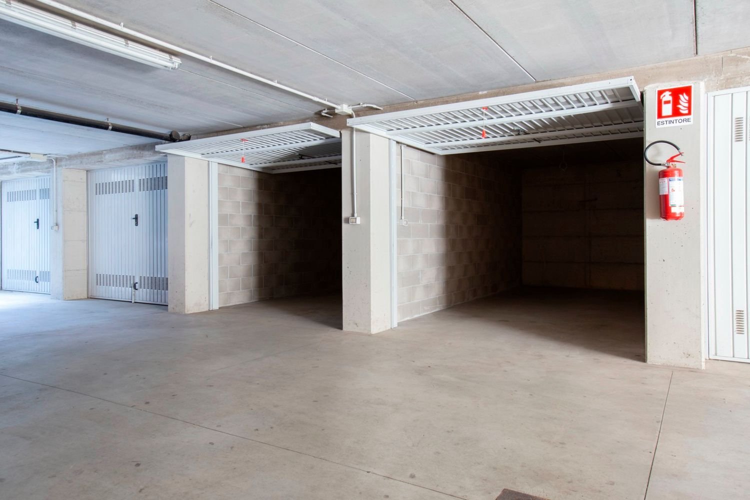  مرآب في Reggio Emilia, Italy 18متر مربع رقم 379855