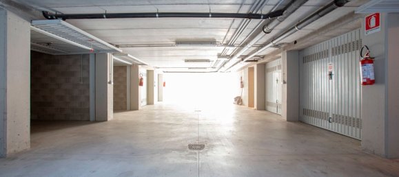  مرآب في Reggio Emilia, Italy 18متر مربع رقم 379855 2