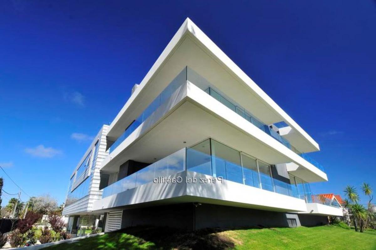 3 bedrooms Apartment in Montevideo, Uruguay No. 7759