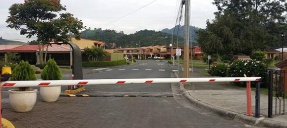 4 bedrooms House in El Guarco , Costa Rica No. 956 2