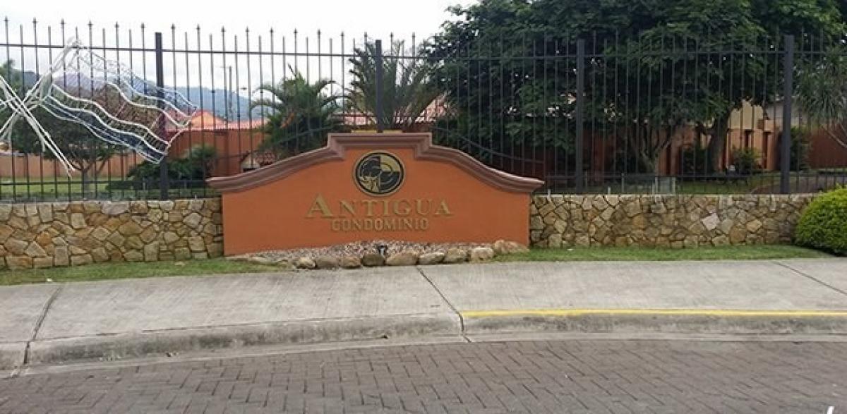 4 bedrooms House in El Guarco , Costa Rica No. 956