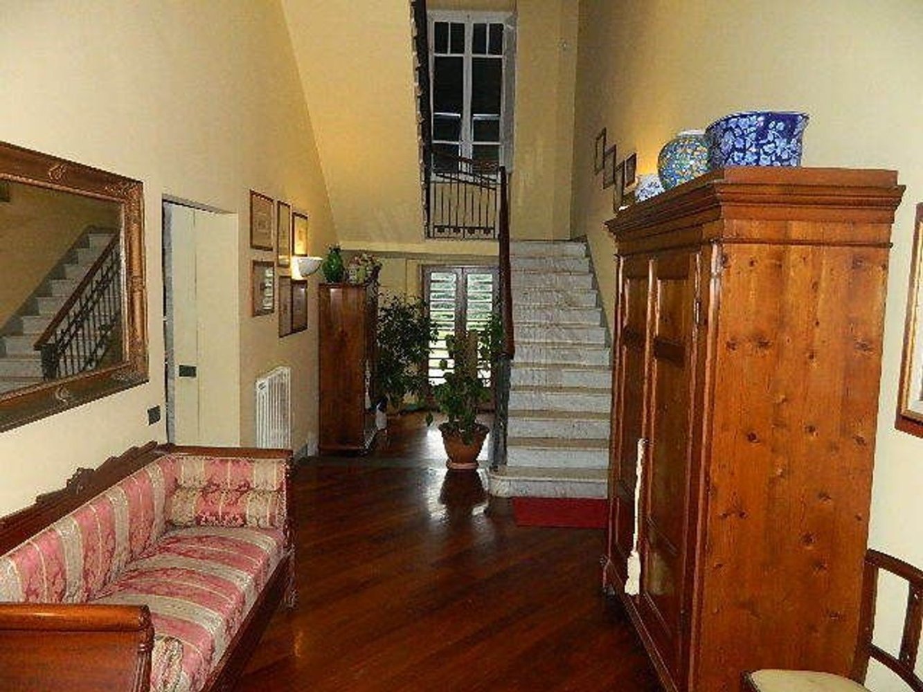 300m² Building in Carrara, Italy No. 51774