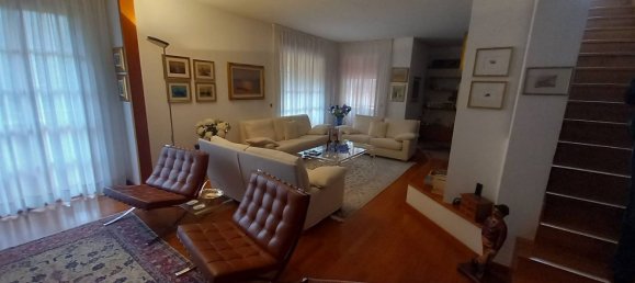 10 rooms Apartment in Livorno, Italy No. 147704 3