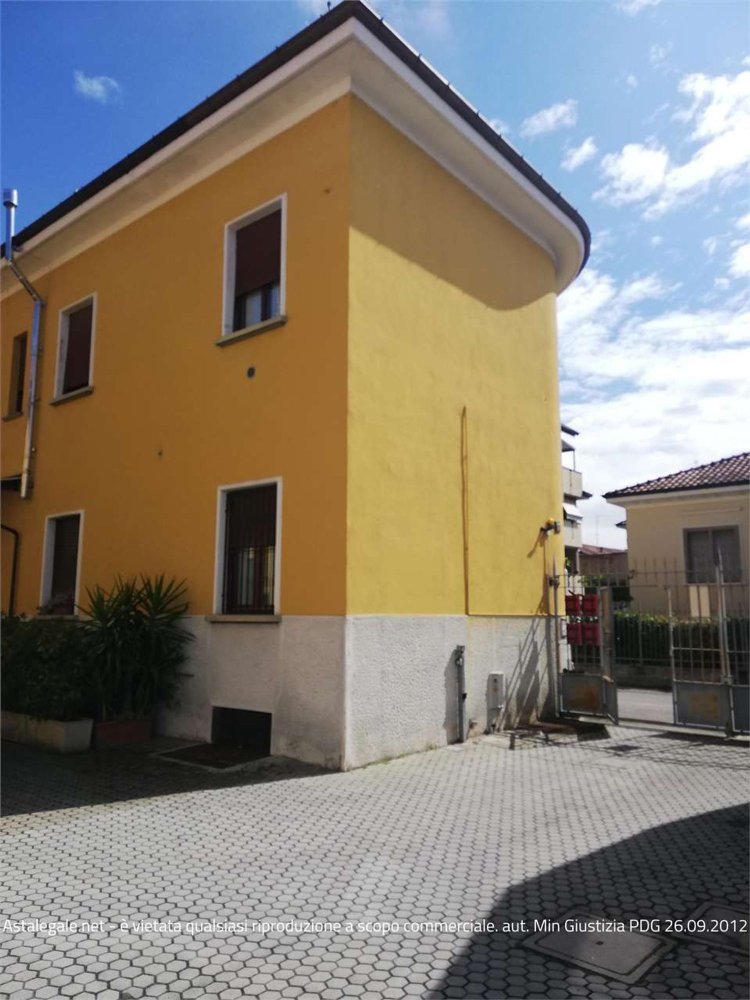 3 rooms Apartment in Bovisio Masciago, Italy No. 182435