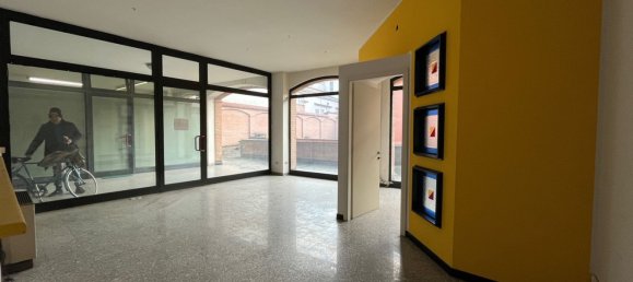 81m² Office in Fidenza, Italy No. 25427 3