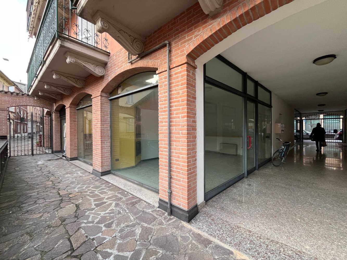 81m² Office in Fidenza, Italy No. 25427