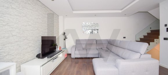 3 bedrooms Villa in Cascais, Portugal No. 202713 3