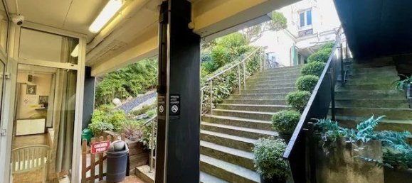 285m² Commercial property in Paris, France No. 115448 4