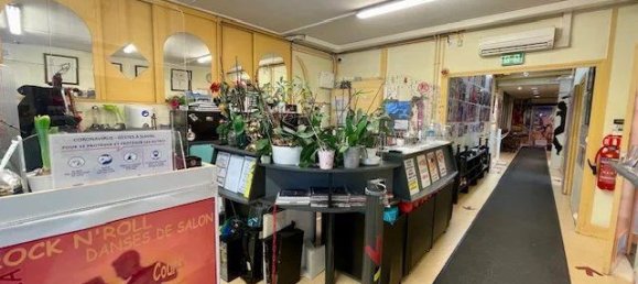 285m² Commercial property in Paris, France No. 115448 9