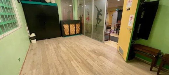 285m² Commercial property in Paris, France No. 115448 7