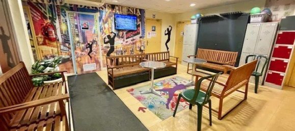 285m² Commercial property in Paris, France No. 115448 5