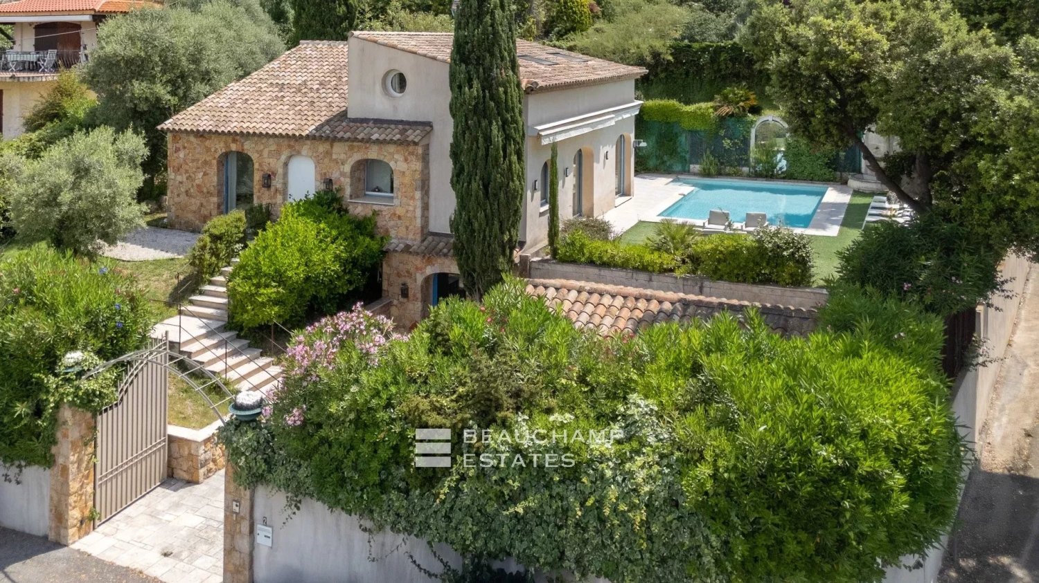 4 bedrooms Villa in Cannes, France No. 291839