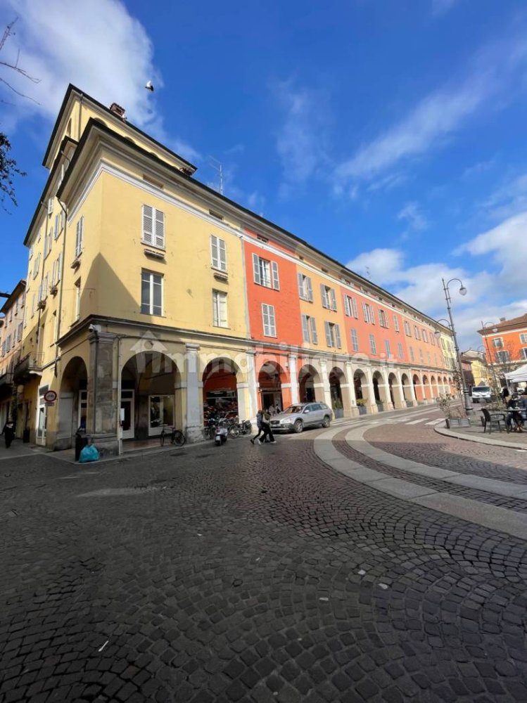 2-salle Propriété commerciale à Piacenza, Italy No. 81668