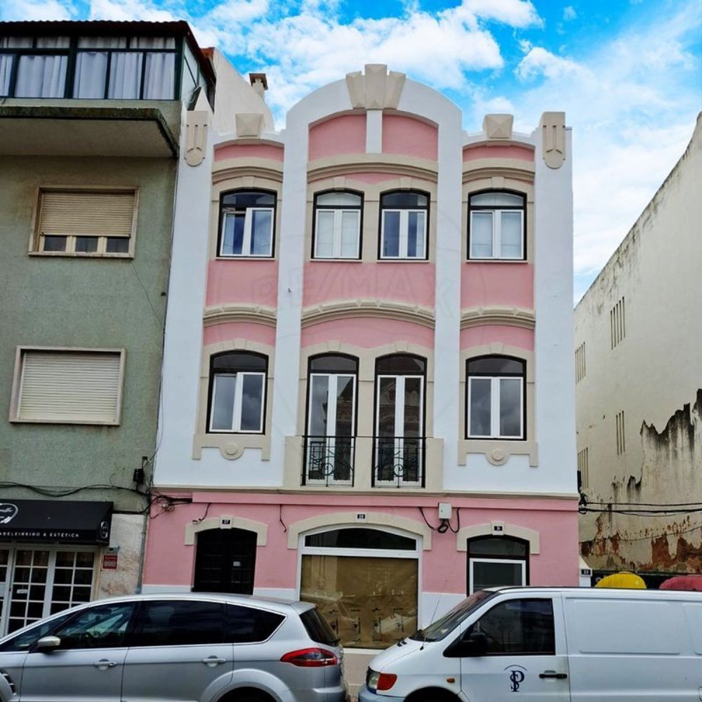 Bâtiment à Vila Franca de Xira, Portugal 304m² No. 57222