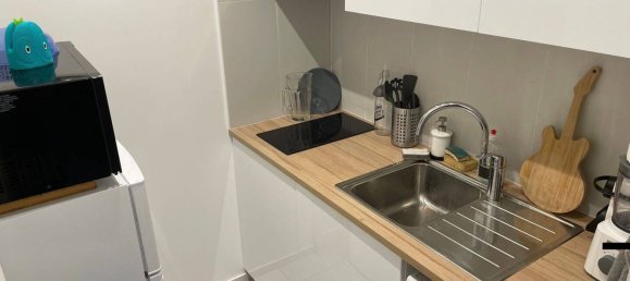 Studio in Paris, France No. 328030 3