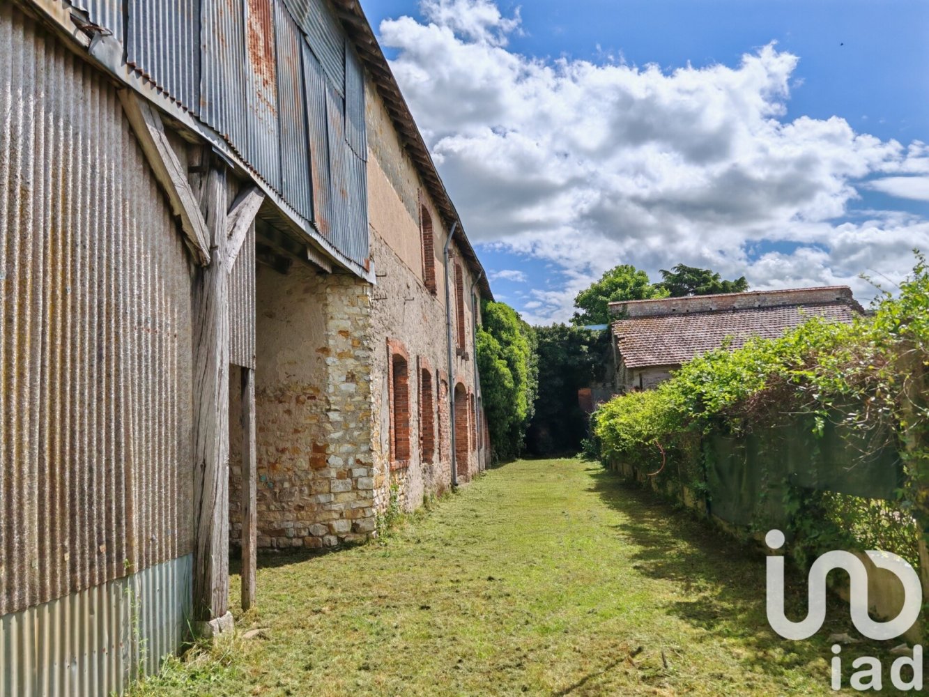 Edificio en Villedieu-sur-Indre, France 848 m² No. 38619