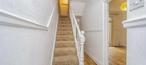 House in Bridgend, United Kingdom No. 2662 5