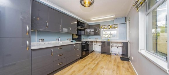 House in Bridgend, United Kingdom No. 2662 4