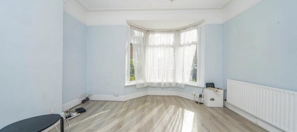 House in Bridgend, United Kingdom No. 2662 2